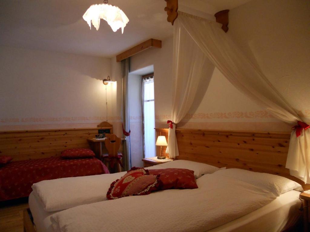 Hotel Garni Salvanel Cavalese Room photo
