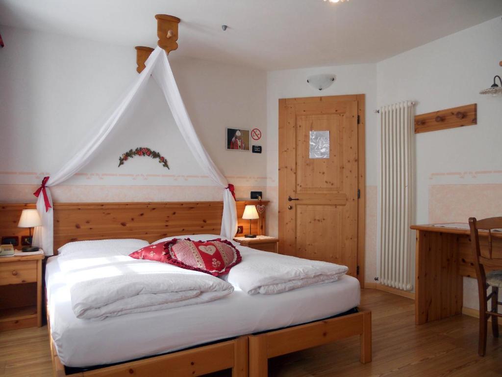 Hotel Garni Salvanel Cavalese Room photo
